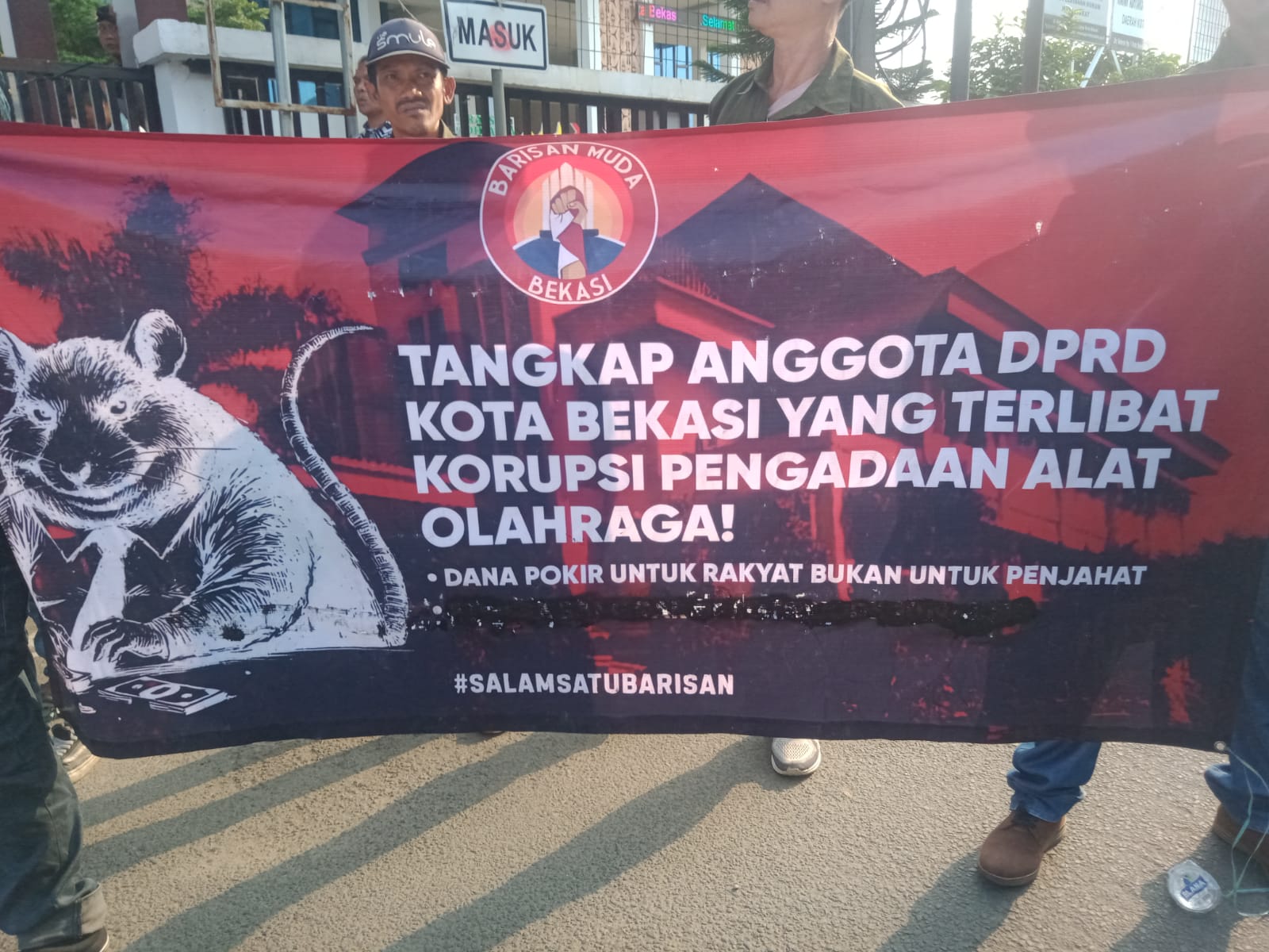 Massa Mahasiswa dan LSM Kepung Kantor Kejari Bekasi: Desak Tuntas Dugaan Korupsi Pengadaan Alat Olahraga Dispora 2023