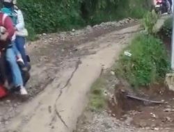JALAN RUSAK DI JALUR PUNCAK II KECAMATAN SUKAMAKMUR SEBABKAN INSIDEN KENDARAAN: WARTAWAN RESKRIMPOLDA.NEWS ALAMI KERUSAKAN MESIN AKIBAT BATUAN PUING