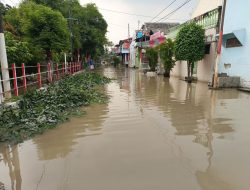 LUAPAN KALI LUMPARKAN BUMI NASIO INDAH – RATUSAN RUMAH TERENDAM, EVAKUASI GUNAKAN PERAHU KARET