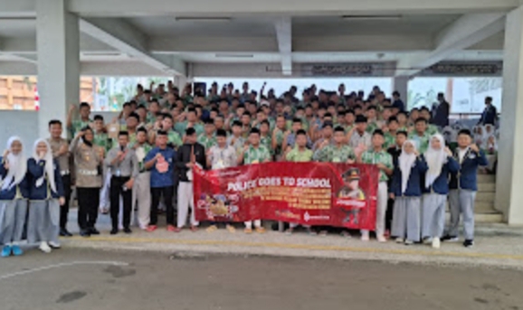 Satlantas Polres Metro Bekasi Kota Tanamkan Disiplin Lalu Lintas Pelajar Lewat Program "Police Goes To School" di SMA Al Azhar 8