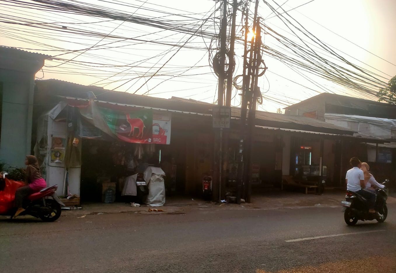 10 Toko di Sekitar Asrama Haji Jaktim Diduga Jual Miras Bebas