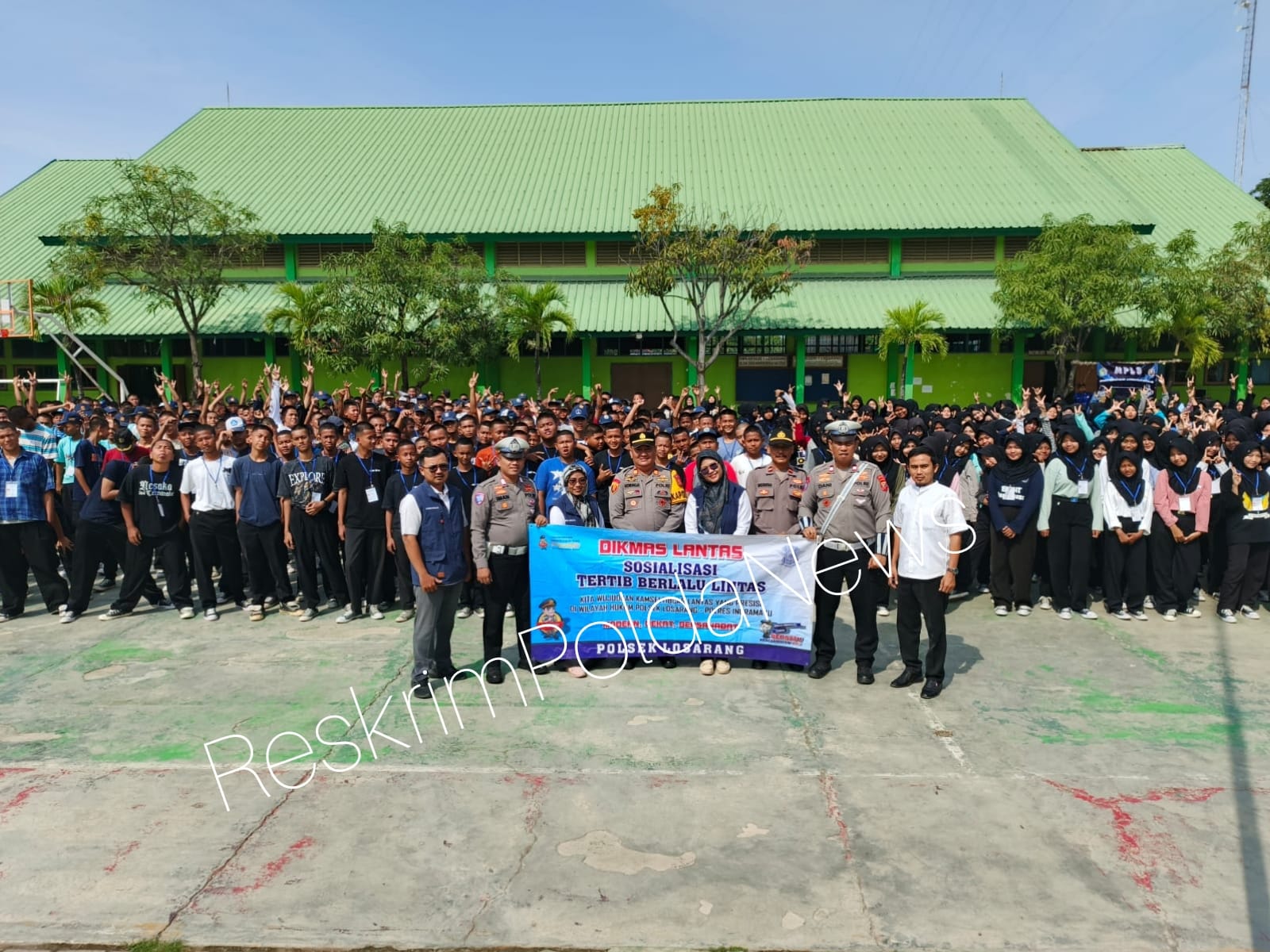 Kapolsek Losarang AKP Hendro Ruhanda.SH Dan Jajaran Beri Materi MPLS Di SMKN 1Losarang Menanamkan Disuplin Dan Kesadaran Hukum Sejak Dini