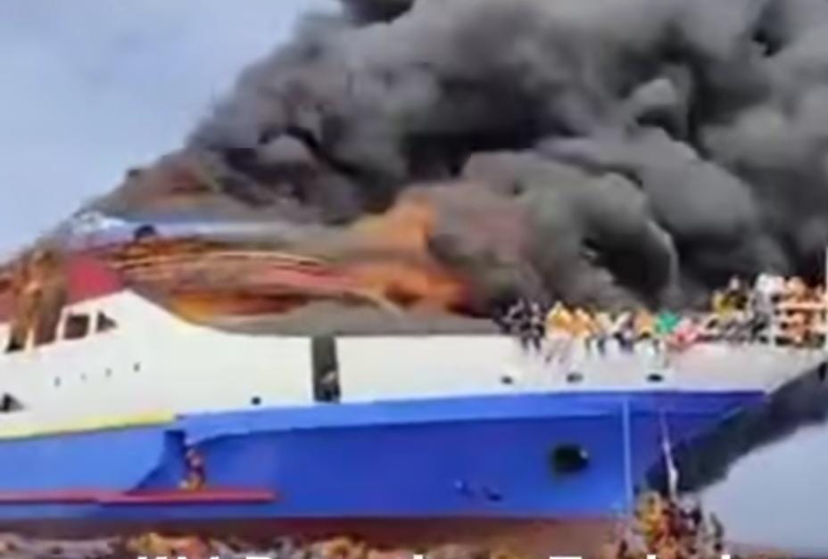 KM BARCELONA TERBAKAR DI LAUT SULAWESI, PENUMPANG PANIK LOMPAT KE AIR, TIM SAR LANGSUNG LAKUKAN PENYELAMATAN DARURAT