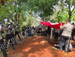 Jenazah Kasat Binmas Polres Indramayu AKP Siprihati Setyaningsih Dimakamkan Secara Kedinasan Di Kendal