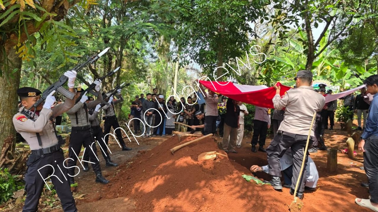 Jenazah Kasat Binmas Polres Indramayu AKP Siprihati Setyaningsih Dimakamkan Secara Kedinasan Di Kendal