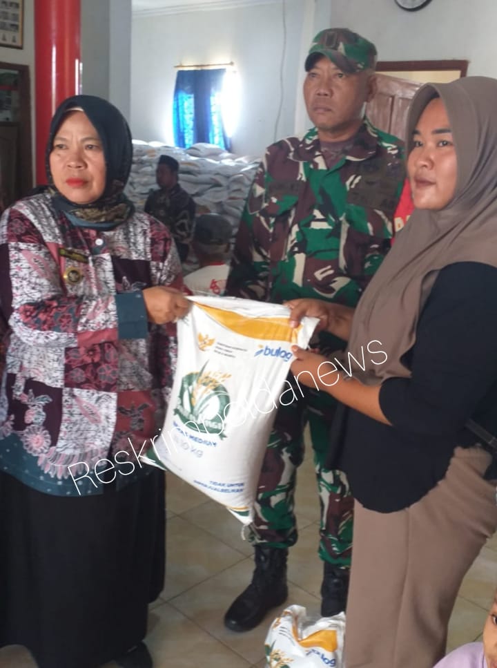 Pemdes Rajaiyang Salurkan Bantuan Beras Bulog ke penerima Bantuan