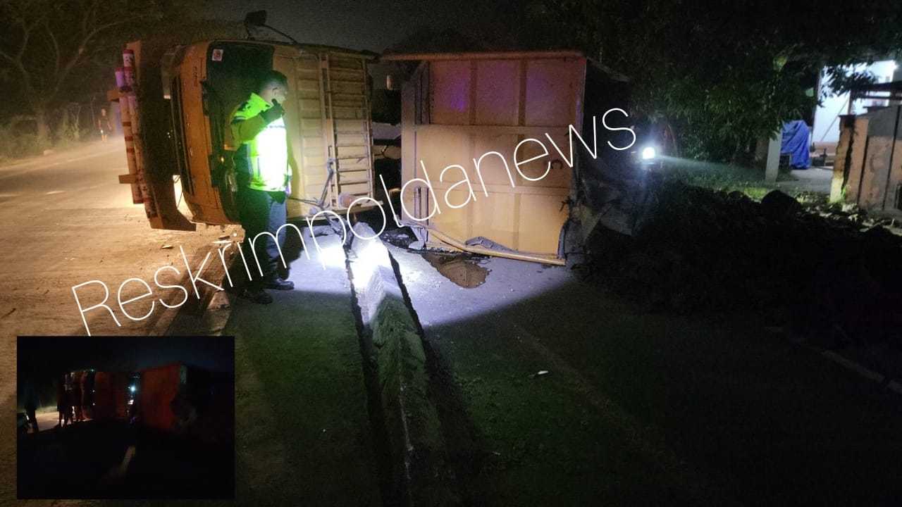 Sigap Panit 1 lalulintas polsek losarangAiptu Dani Trisna Dan Anggota Datangi TKP Mobil Truk Terguling
