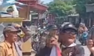 Ratusan Nelayan Gelar Unjuk Rasa di Depan Kantor Desa Pantai Mekar, Bekasi – Tuntut Transparansi Dana Desa