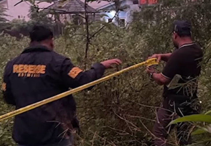TRAGIS! MAHASISWI 22 TAHUN DITEMUKAN TEWAS TERBORGOL DI SEMAK-SEMAK CISAUK, TANGERANG – MANTAN PACAR DAN 2 TEMAN JADI TERSANGKA