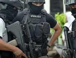 DENSUS 88 GEREBEK TERDUGA ANGGOTA JARINGAN TEROR DI RUMPIN, BOGOR. BARANG BUKTI ELEKTRONIK DAN DOKUMEN DIAMANKAN