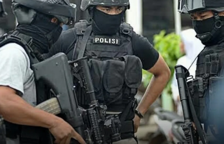 DENSUS 88 GEREBEK TERDUGA ANGGOTA JARINGAN TEROR DI RUMPIN, BOGOR. BARANG BUKTI ELEKTRONIK DAN DOKUMEN DIAMANKAN