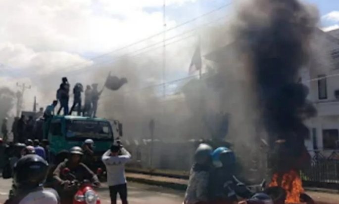 LASKAR ARUNG PALAKKA GERUDUK KEJARI WATAMPONE: TUNTUT USUT TUNTAS DUGAAN KORUPSI DANA POKIR DPRD BONE SENILAI RP 70 MILIAR