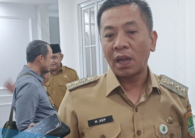 Bupati Karawang Tegaskan Sanksi Tegas bagi Kepala Sekolah yang Wajibkan Pembelian LKS dan Seragam di Toko Tertentu