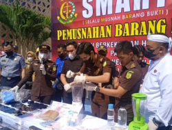Kejari Cilegon Musnahkan Barang Bukti 12,4 Juta Batang Rokok Ilegal, Narkotika, dan Senjata Tajam