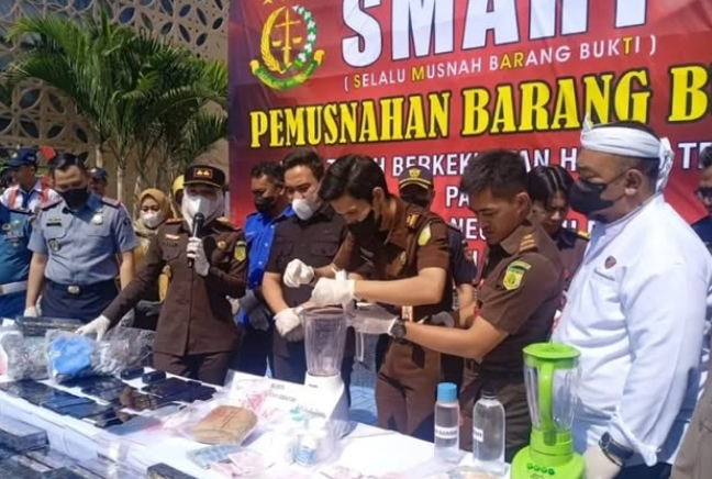 Kejari Cilegon Musnahkan Barang Bukti 12,4 Juta Batang Rokok Ilegal, Narkotika, dan Senjata Tajam