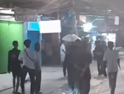 Bentrok Brutal Remaja Bersenjata Tajam Pecah di Jalan Tapas, Penjaringan – Aparat Amankan Situasi
