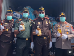 Belasan Ribu Botol Miras Ilegal Dimusnahkan di Tanjung Perak: Sindikat Distribusi Berpita Palsu Dibongkar, Satu Buronan Masih Dikejar