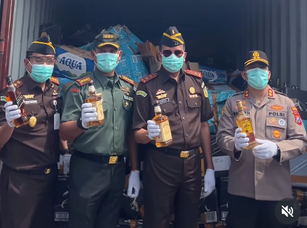 Belasan Ribu Botol Miras Ilegal Dimusnahkan di Tanjung Perak: Sindikat Distribusi Berpita Palsu Dibongkar, Satu Buronan Masih Dikejar