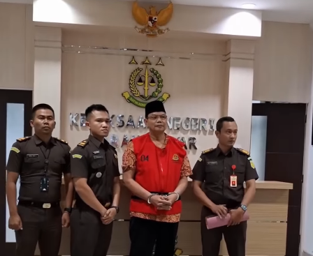 USAIA PULANG HAJI, KADES JATEN DITAHAN TERKAIT DUGAAN PENYELEWENGAN PEMBANGUNAN KIOS DI LAHAN DESA