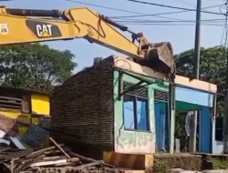 KRAKATAU STEEL BERSIHKAN LAHAN RAWAN PROSTITUSI, BANGUNAN LIAR DIBONGKAR – AKAN DIUBAH JADI TAMAN