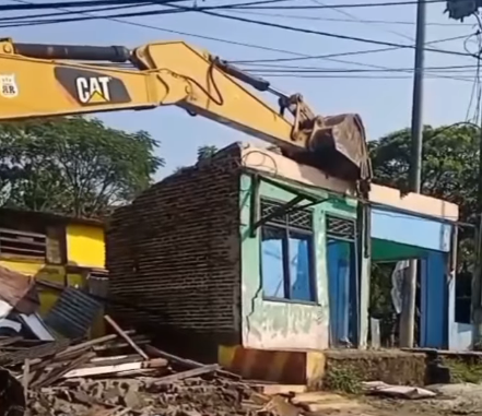 KRAKATAU STEEL BERSIHKAN LAHAN RAWAN PROSTITUSI, BANGUNAN LIAR DIBONGKAR – AKAN DIUBAH JADI TAMAN