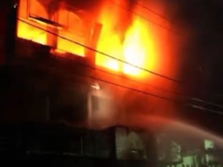 KEBAKARAN MELANDA GUDANG DIDUGA PENYIMPAN ROKOK ILEGAL DI PAMEKASAN, PEMILIK BANTAH ISU YANG BEREDAR