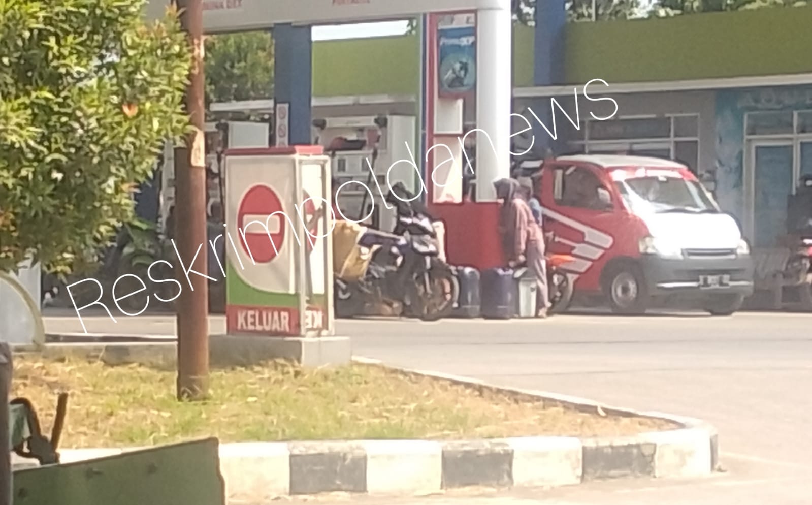 Antrian panjang Jerigen Terlihat Di SPBU Pegagan xxxx5239