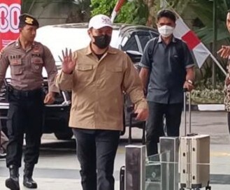 BUPATI KOLAKA TIMUR ABD AZIS DIBAWA KE GEDUNG KPK TERKAIT OTT DUGAAN SUAP DAK RUMAH SAKIT