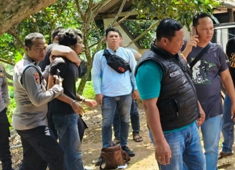 TERDUGA PELAKU PEMBUNUHAN ADITYA WARMAN BERHASIL DITANGKAP, BARANG BUKTI KENDARAAN IKUT DIAMANKAN