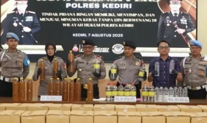 Tim Samapta Polres Kediri Bongkar Gudang Miras Ilegal di Rumah Kosong, Ribuan Botol Disita