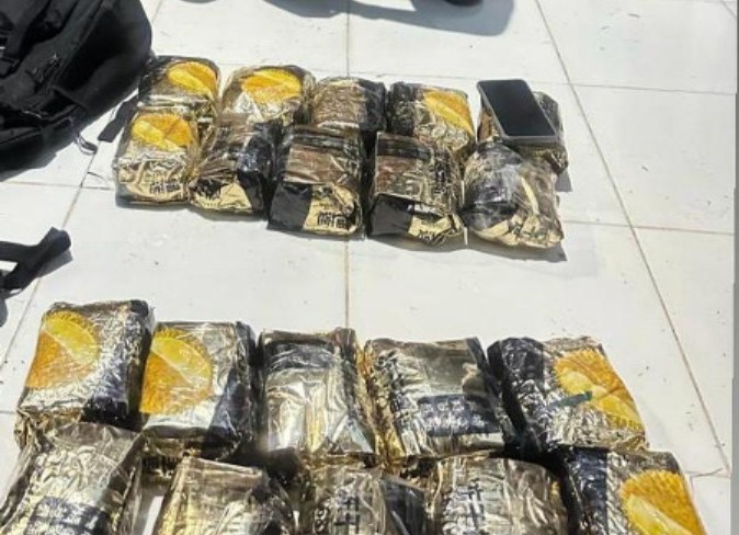 BARESKRIM POLRI GAGALKAN PENYELUNDUPAN 20 KG SABU JARINGAN MALAYSIA-INDONESIA DI PERAIRAN BENGKALIS