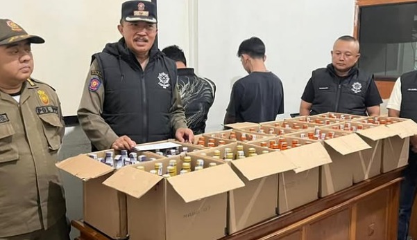 SATPOL PP GARUT SITA 432 BOTOL MINUMAN KERAS SIAP EDAR, BUPATI TURUN LANGSUNG KE LOKASI