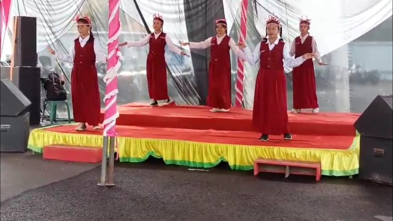Siswi SDN Jangga 2 Tampil Memukau Sambut HUT RI, di Kantor Kecamatan Losarang Putri Jurnalis kabar Indramayu PR Ikut Unjuk Kreasi