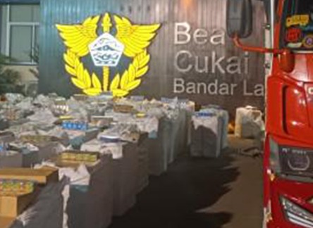 Modus Baru: Rokok Ilegal Ditutupi Tumpukan Tikar, Bea Cukai Lampung Gagalkan Penyelundupan Rp 1,64 Miliar