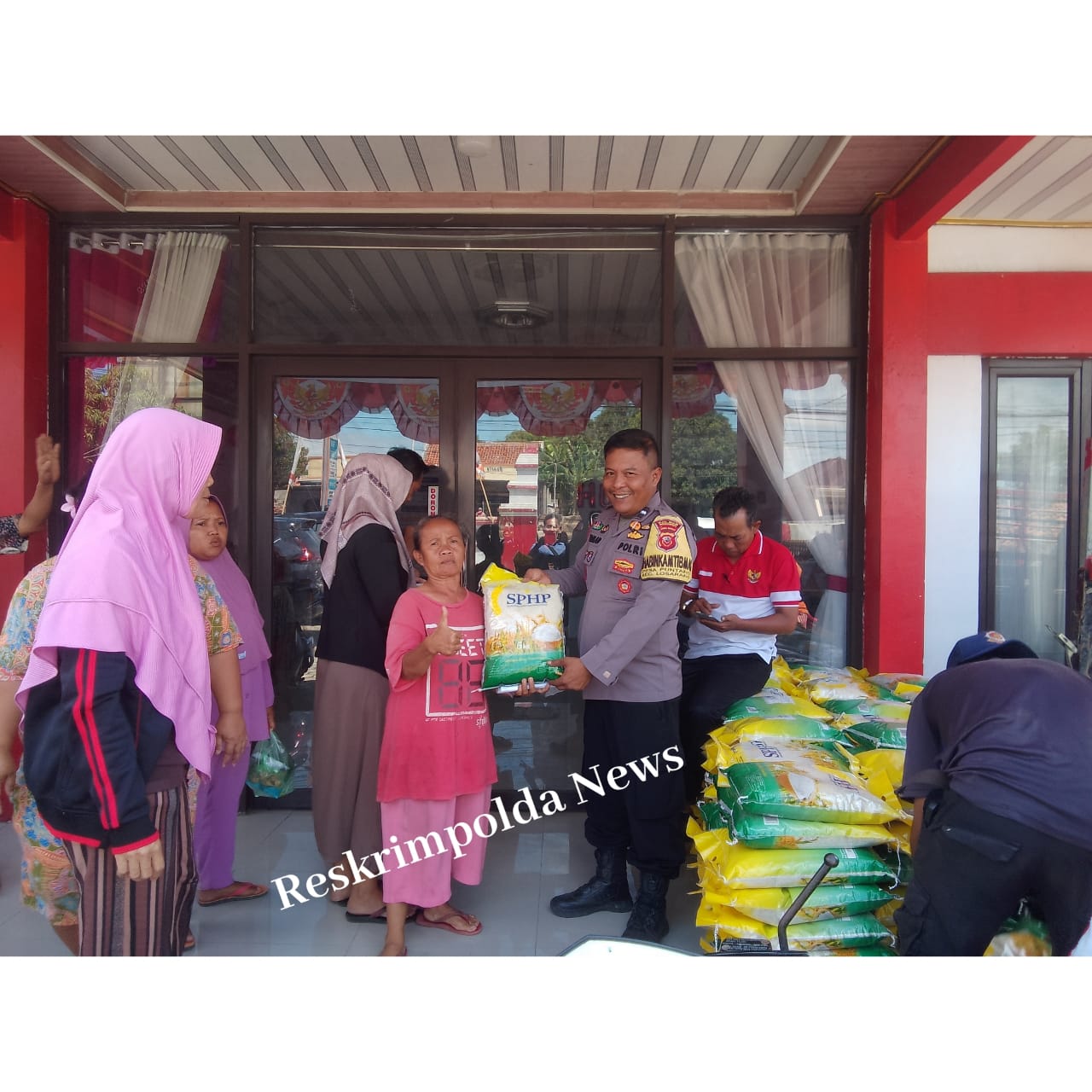 Dukung Stabilisasi Pasokan dan Harga Pangan, Polsek Losarang Adakan Gerakan Pangan Murah untuk Masyarakat