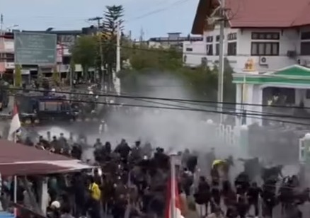 Negosiasi Gagal, Aksi Ribuan Mahasiswa di Aceh Barat Memanas, Polisi Kerahkan Water Canon