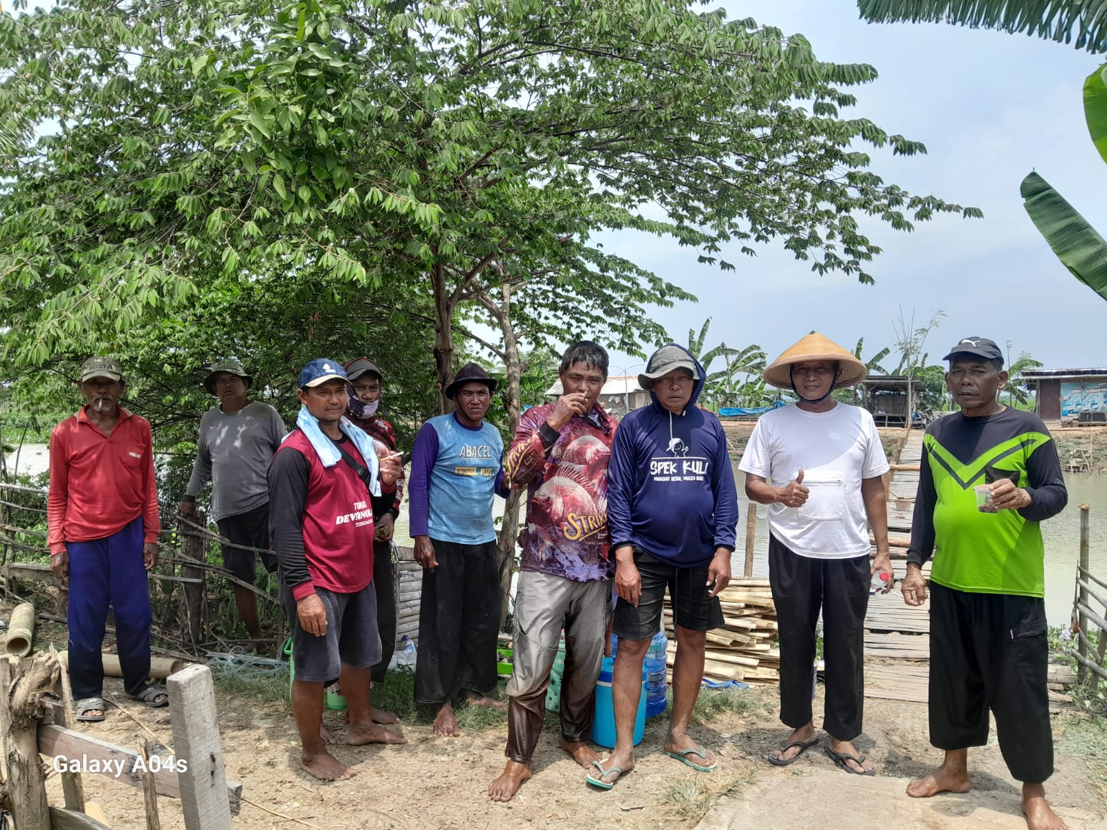 Permudah Akses Pertanian, Kuwu Suyanto bersama Warga Desa Jumbleng Perbaiki Jembatan