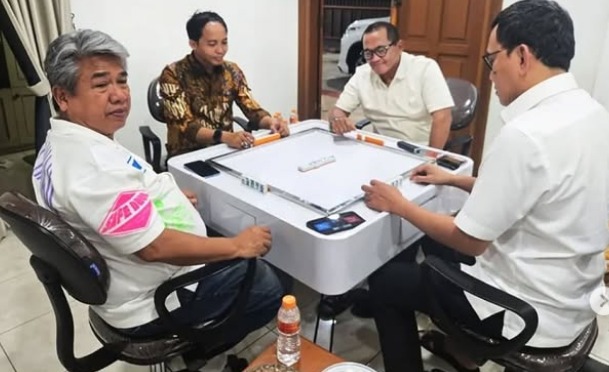 Menteri Kehutanan Raja Juli Antoni Tertangkap Basah Bermain Domino dengan Tersangka Illegal Logging