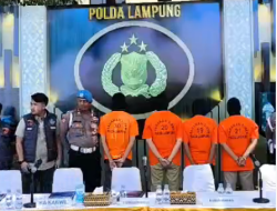 POLDA LAMPUNG GELAR KONFERENSI PERS PENGUNGKAPAN KASUS “LOVE SCAMMING” BERBASIS UU ITE DAN PORNOGRAFI