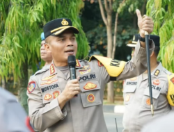 KAPOLRES METRO BEKASI PIMPIN APEL PENGAMANAN DEMONSTRASI BURUH DI KOMPLEKS PEMKAB BEKASI, TEKANKAN PENDEKATAN HUMANIS TANPA SENJATA API