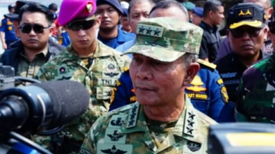 KASUM TNI LETJEN RICHARD T.H. TAMPUBOLON, S.H., M.M. TINJAU PENINDAKAN KASUS ILLEGAL LOGGING DI PELABUHAN GRESIK, 4.610 M³ KAYU ILEGAL DAN SATU TONGKANG DIAMANKAN