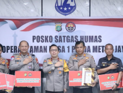KABID HUMAS POLDA METRO JAYA BERIKAN PENGHARGAAN KEPADA PERSONEL BIDHUMAS BERPRESTASI
