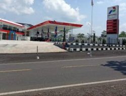 DI DUGA MELANGGAR ATURAN SPBU 344 3317 MELAYANI KONSUMENBELI BBM PAKE JERIGEN PLASTIK UNTUK DI JUAL ECERAN