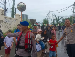 Tim SAR Ditpolairud Polda Metro Jaya Membantu Evakuasi dan Mobilitas Warga di Banjir Tengah