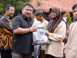 Bupati Subang Kang Raynaldi Bagikan Seragam Gratis di SMPN 2 Pusakanagara