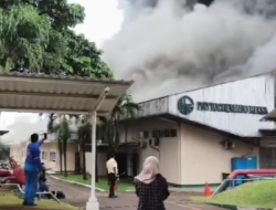 KEBAKARAN MELANDA PABRIK PT PHYTOCHEMINDO REKSA DI GUNUNG PUTRI, BOGOR