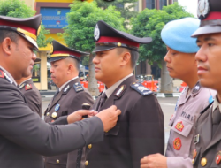 Polresta Bandar Lampung Anugerahkan Satya Lencana kepada 57 Personel Berprestasi
