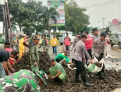 Polsek Punggur Bersama TNI dan Warga Lakukan Perbaikan Darurat Jalan Rusak Kota Gajah–Gunung Sugih