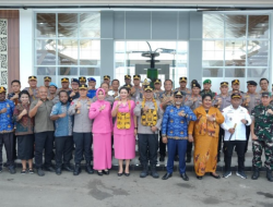 Kapolda Papua Tengah Kombes Pol Jermias Rontini, S.I.K., M.Si. Tiba di Nabire, Disambut Prosesi Adat dan Forkopimda