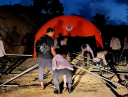 Personel Brimob Polda NTB Sigap Tangani Banjir di Kecamatan Jerowaru Lombok Timur